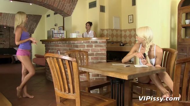 Превью Три подруги устроили писсинг на видеокамеру и занялись кунилингусом, доведя одну из подруг до сквирта № 15027