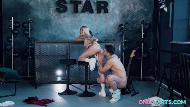 Превью Настоящая фанатка молодого гитариста № 46724