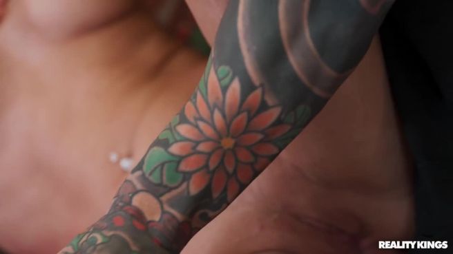 Превью Эта тёлочка знает, как заработать на дорогую машину № 46789