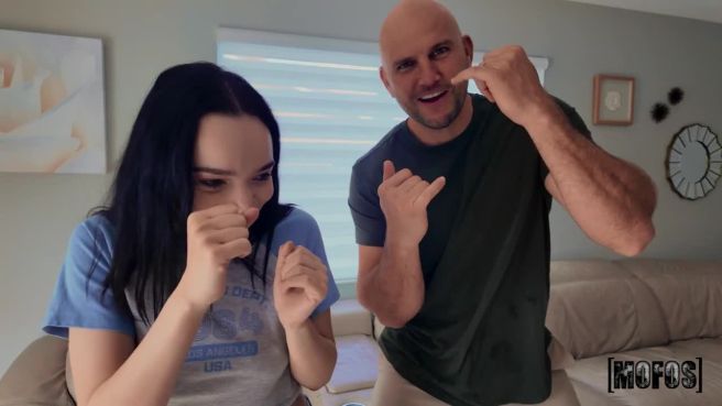 Превью Похоже, у этой малышки невероятно эластичная вагина № 47155