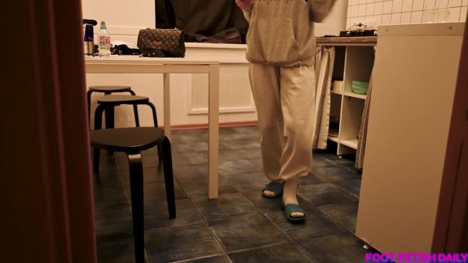 Превью Сборы на учёбу с акцентом на ножки № 47185