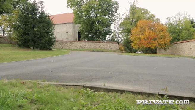Превью Длинноногая телка в чулках и на высоких каблуках раздвигает ягодицы и течет от вагинального траха № 9288